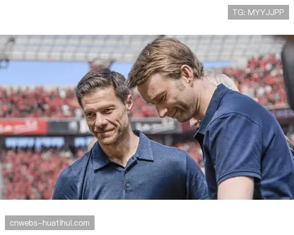 镜头捕捉:看台上勒沃库森小球迷举起“阿隆索,请留下”的标语牌